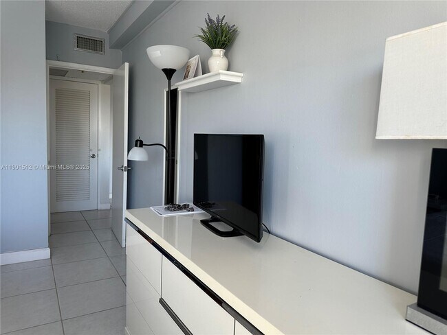 Building Photo - 400 Kings Point Dr
