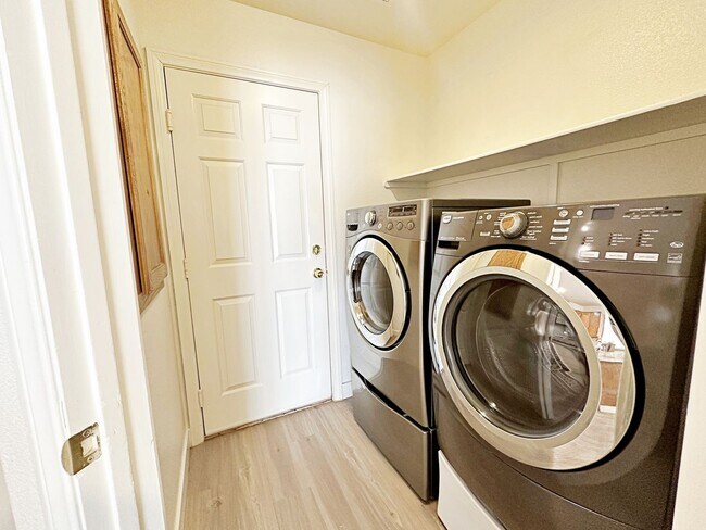 Building Photo - 4 BEDROOM WITH LOFT IN CUL DE SAC IN LONE MOUNTAIN