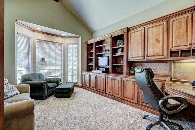 Building Photo - Luxury 5 Bedroom Home in Fairfax Estates, next to public golf course - Safe Room- Memorial High- ...