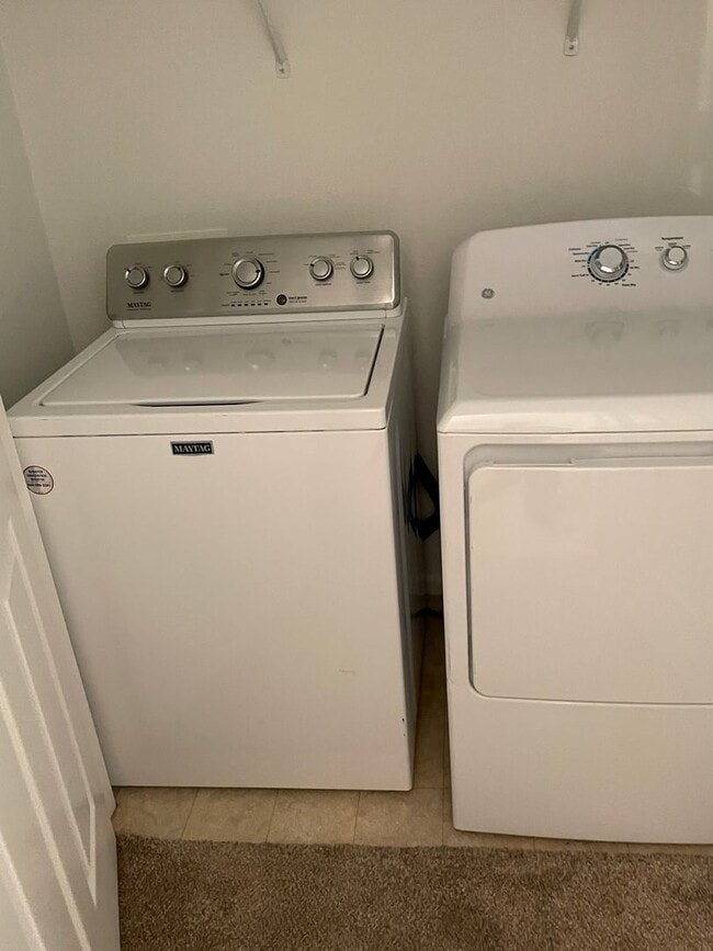 Building Photo - Townhome -2 bed 2.5 bath + bonus area