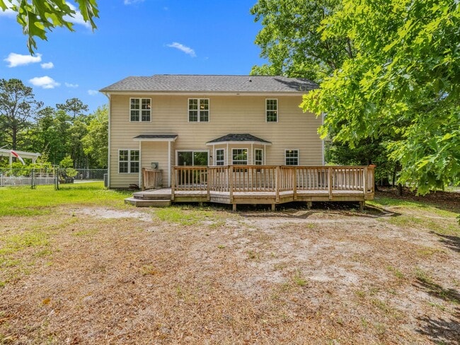 Building Photo - Country Club Area!