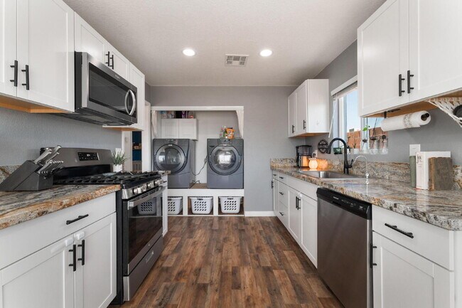 Building Photo - 2 Bedroom 1 bath Single Story Home on Large Lot with Solar and Water Purification