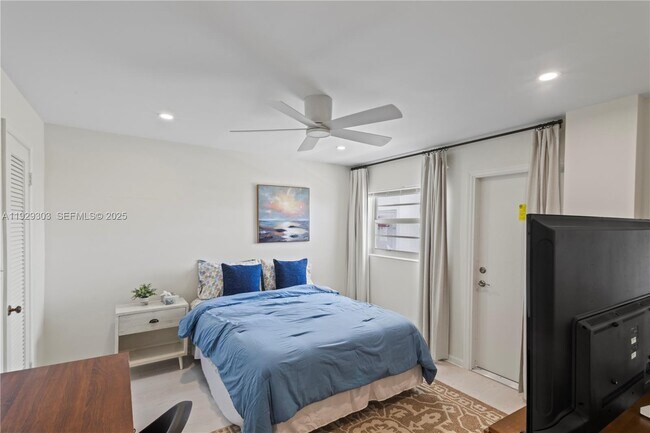 Building Photo - 3051 NE 48th St