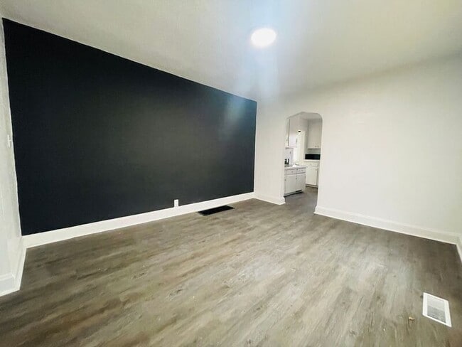 Building Photo - 902 S Cedar Ave