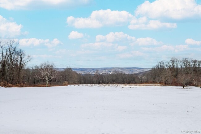 Building Photo - 159 Old Quaker Hill Rd