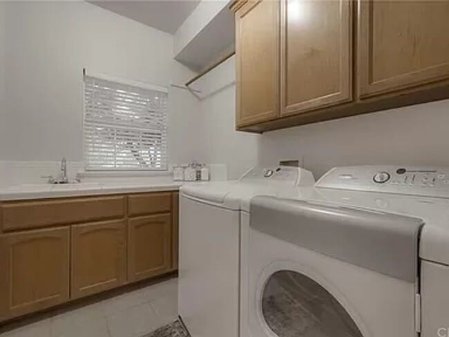 Building Photo - This fabulous 3bd/2ba plus office home sits on a large lot!