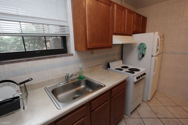 Building Photo - 1 br, 1 bath  - The Bentley Garden Level