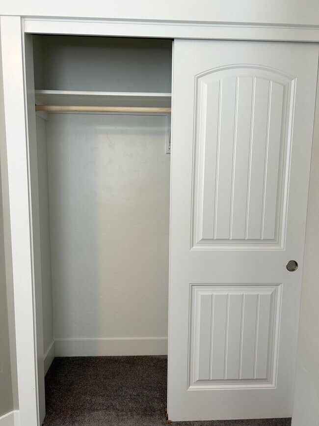 Building Photo - Luxury 3 Bedroom, 2 Bath Home with Granite Kitchen & Fenced Yard