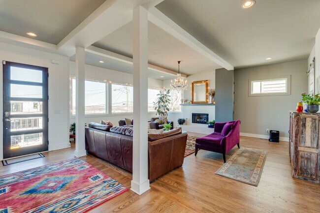 Building Photo - 4 Bedroom/3.5 Bath home overlooking the ci...