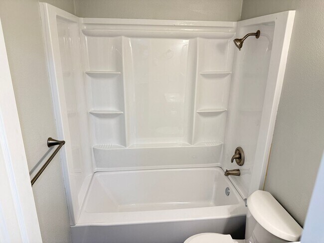 Building Photo - Updated 2 bedroom 1 bathroom dulpex in Springfield!
