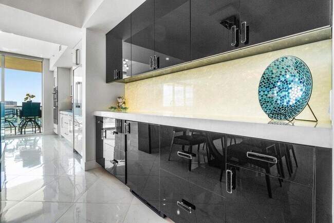 Building Photo - 2640 Lake Shore Dr