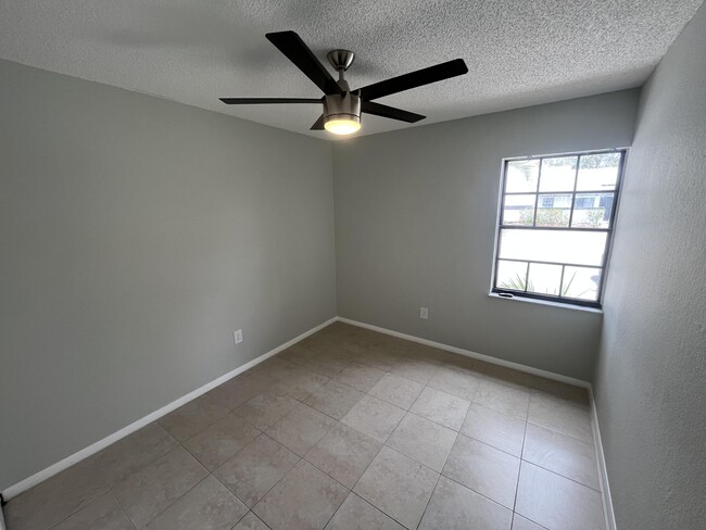 Building Photo - 210 SW Sterret Cir