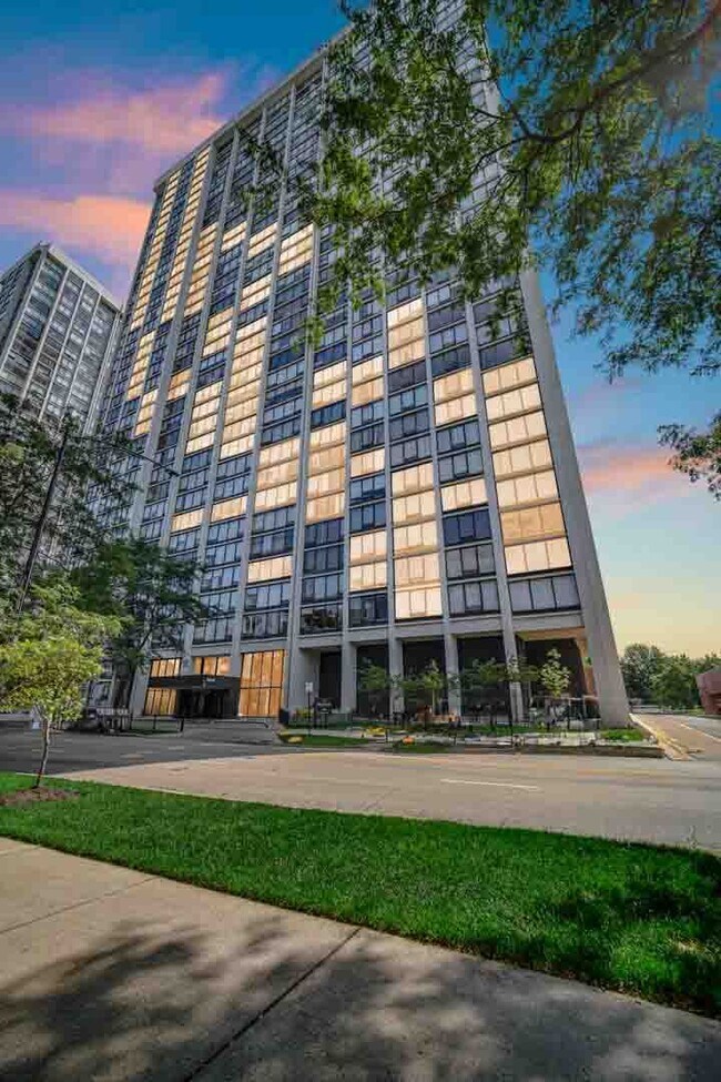 Building Photo - 5445 Edgewater Plaza