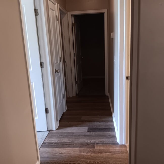 Building Photo - Well-maintained 3 bed/2 bath condo near Sk...