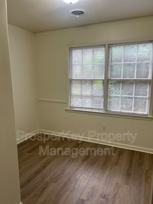 Building Photo - 706 Joryne Dr