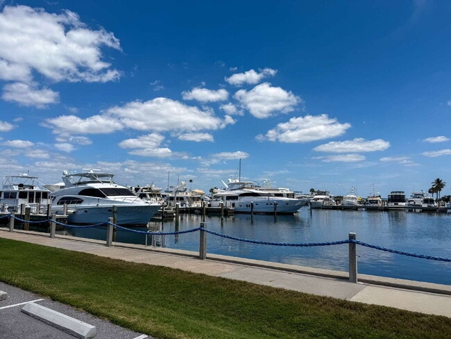 Building Photo - Luxury Furnished Longboat Key Retreat with Private Beach Club Access & Golf Course Views Remodele...