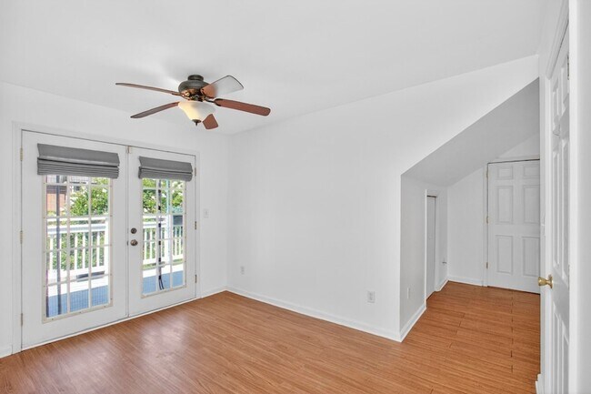 Building Photo - 3008 Lakeshore Dr