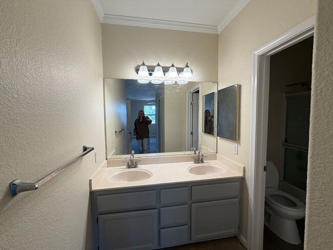 Building Photo - Lovely Upstairs Unit