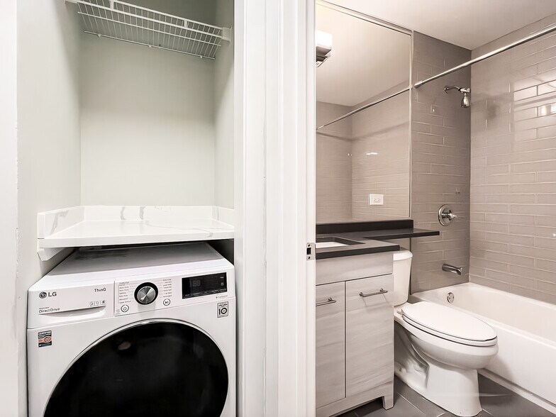 Building Photo - 454 W Barry Ave