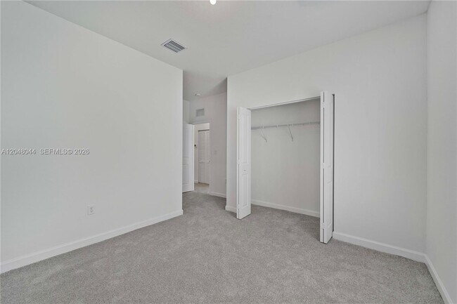Building Photo - 701 SE 13th St Cir