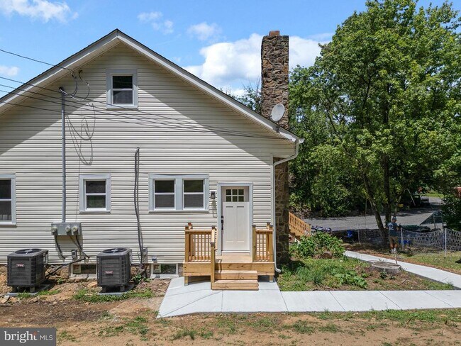 Building Photo - 71 Dreamland Park Dr