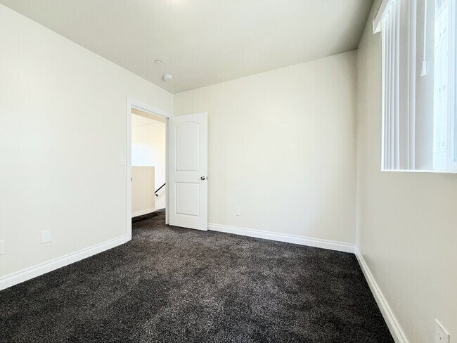 Building Photo - 116 W 50th St