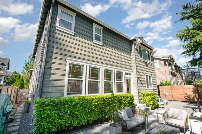 Building Photo - 4005 W Briarcliff Ln