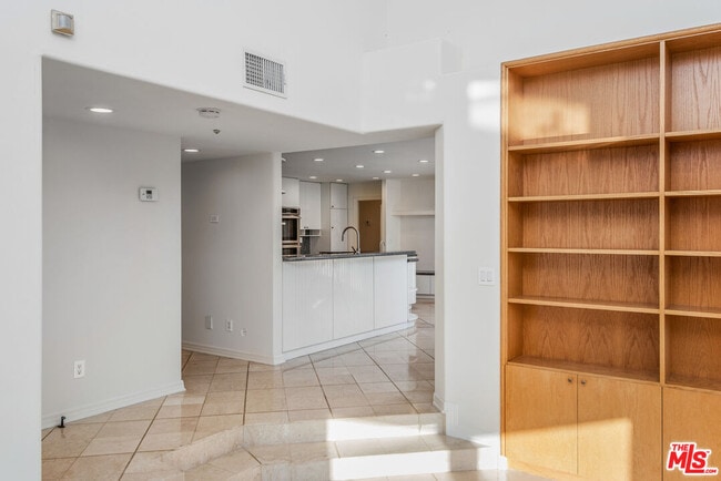 Building Photo - 7940 Vulcan Dr