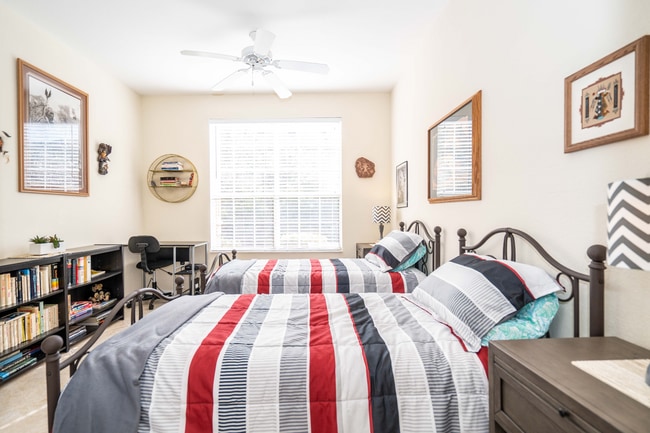 Building Photo - "Charming 2-Bed, 2-Bath Townhouse Retreat in Tampa's Serene White Lake Court!"