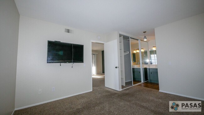 Building Photo - Bright Upgraded Condo w/ Quartz Kitchen, Covered Parking, Pool & Spa