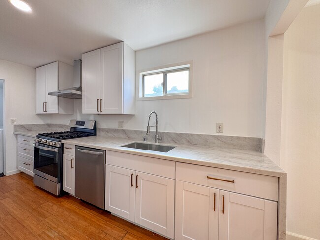 Building Photo - 958 Camulos St