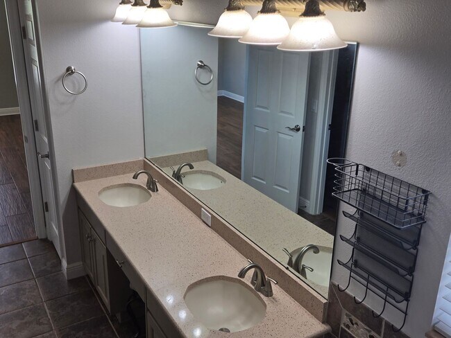 Building Photo - Freshly Painted 4BR/2BA Pool Home with Screened Pool & Spa – Move-In Ready!
