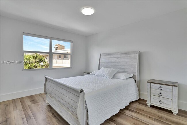 Building Photo - 1194 Hillsboro Mile Unit 1