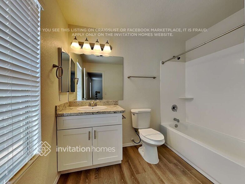Building Photo - 651 E Banelli Pl