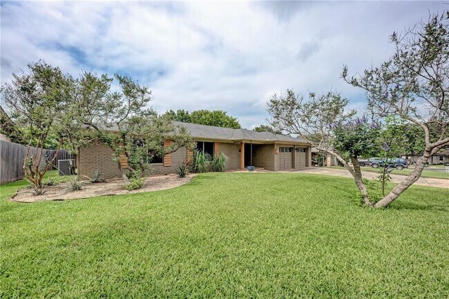 Building Photo - 402 Greenwood Dr