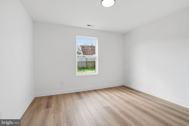 Building Photo - 213 Holly Dr