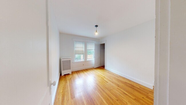 Building Photo - 52 Linwood St