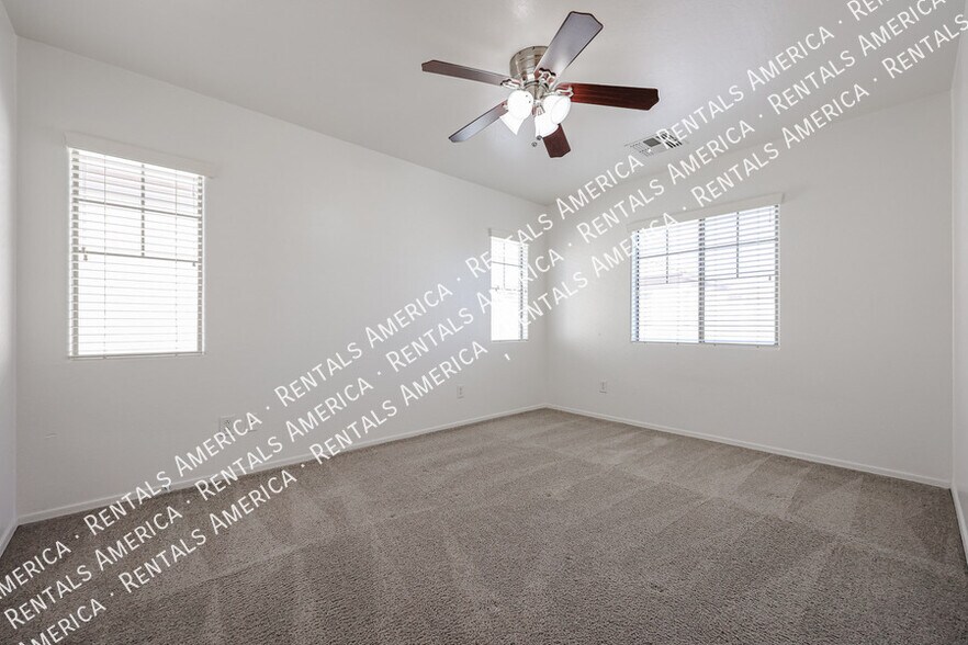 Building Photo - 4714 E Laurel Ave