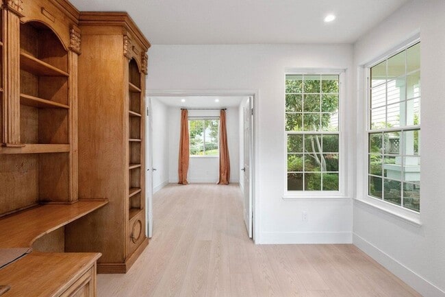 Building Photo - 142 Monaco Dr