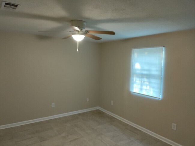 Building Photo - Single Family Home 5 BR / 2 Bath