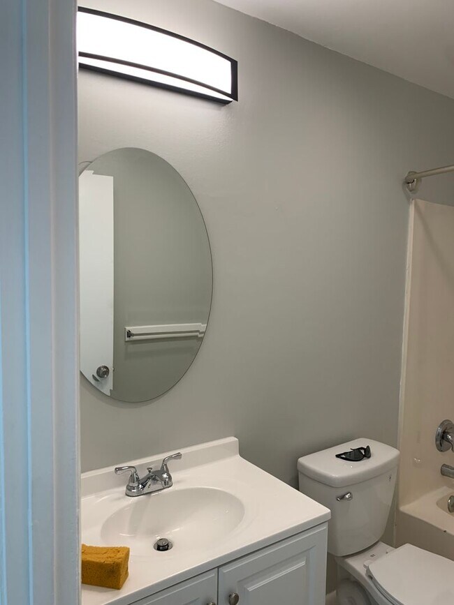 Building Photo - Vero Beach 2 Bedroom 1 Bath
