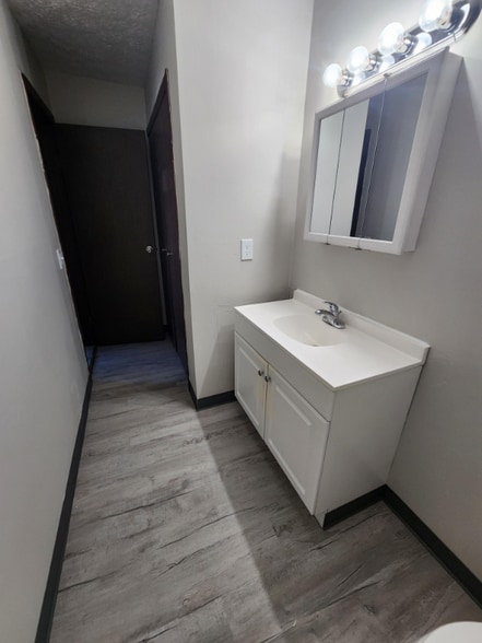 Building Photo - 1103 W Maple St