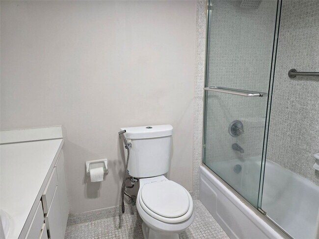 Building Photo - 605 Oaks Dr