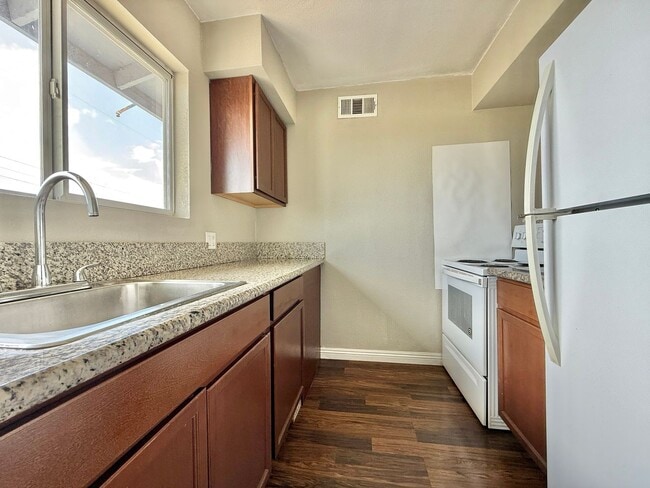 Building Photo - Charming 2-Bed Apartment – Well-Maintained...