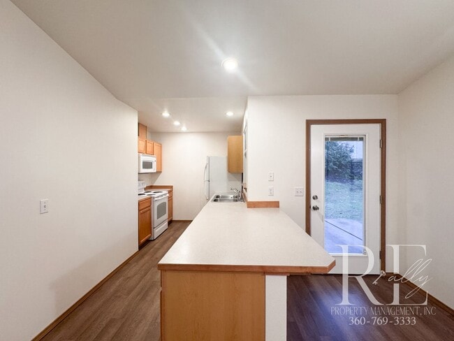 Building Photo - Freshly Updated Duplex with Private Yard & Garage on Quiet Dead-End Street