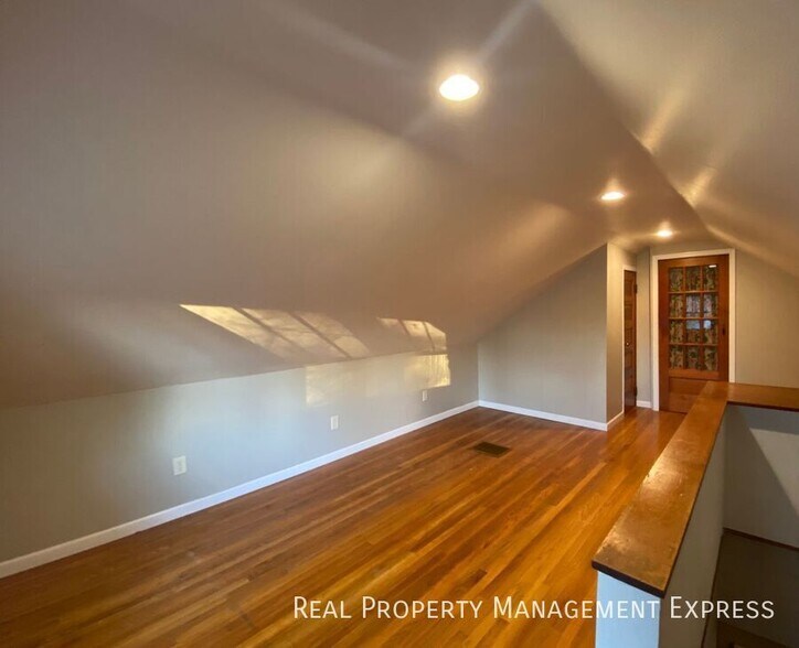 Building Photo - Gorgeous 4 bed 1 bath home