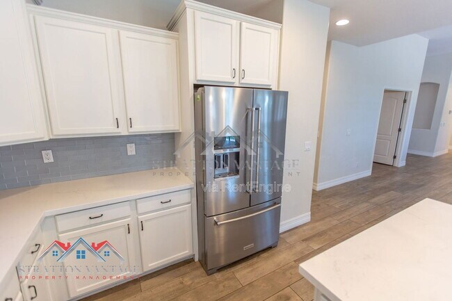 Building Photo - 661 E Julian Dr