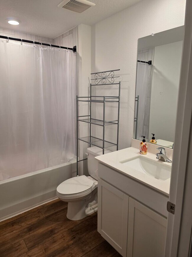 Building Photo - Brand New 3/2/2 furnished close to I75 to commute to Tampa or Ocala.