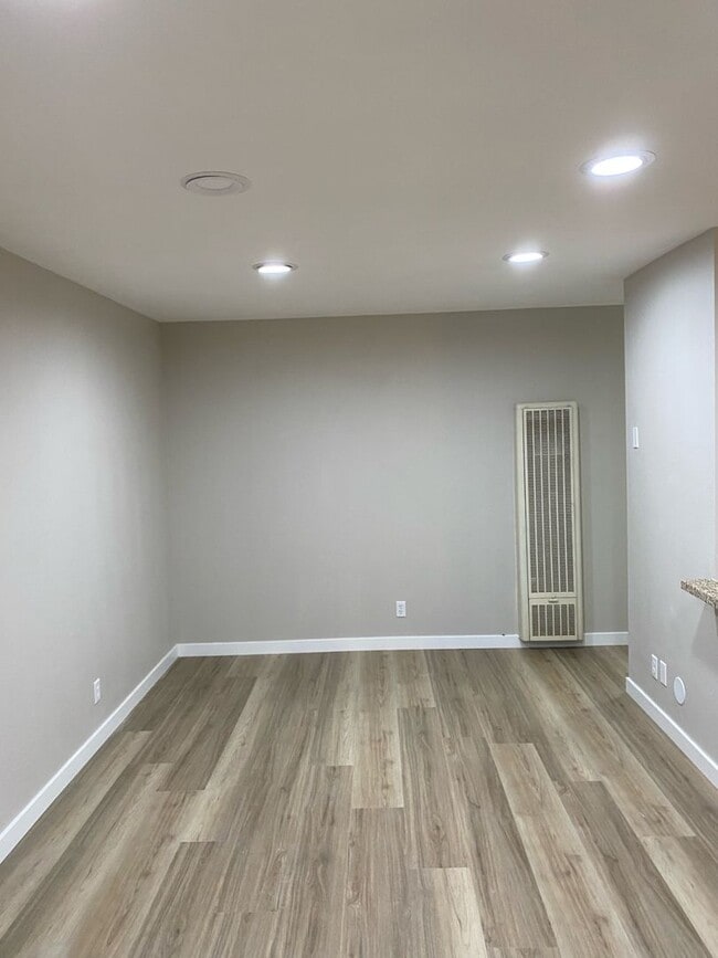 Building Photo - 1 Bed 1 Bath Remodeled Condo for Rent in Lawndale with ALL Utilities included