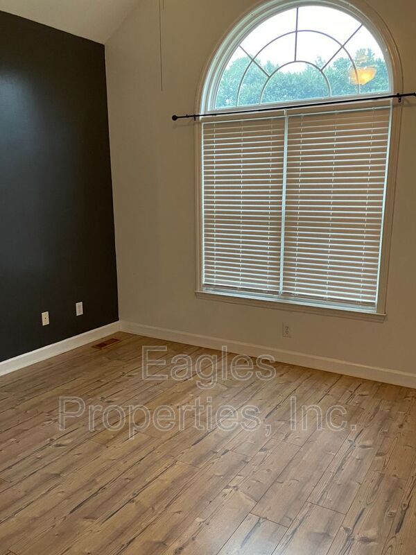 Building Photo - 608 Adler Ln